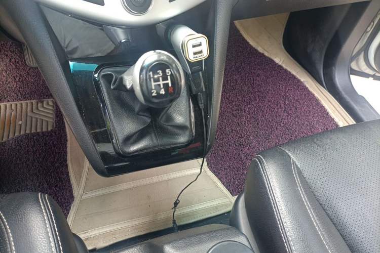 Used BYD S6 2014 2.0L Manual Luxury 5-Seater Gear Lever