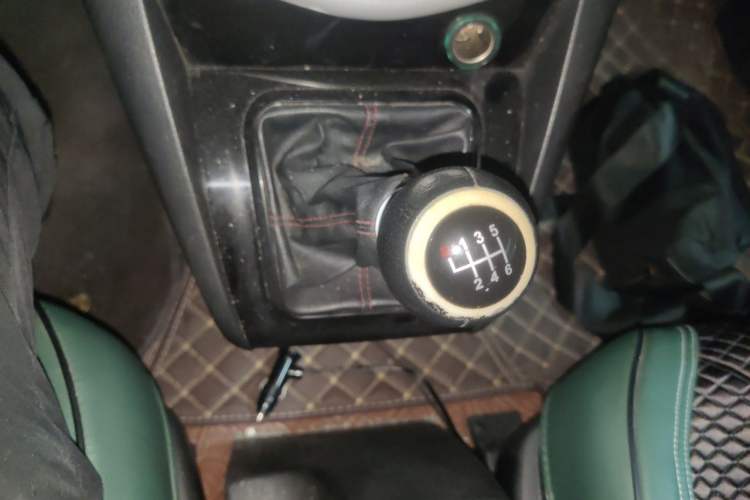 Used BYD S6 2014 1.5TI Manual Luxury 5-Seater Gear Lever