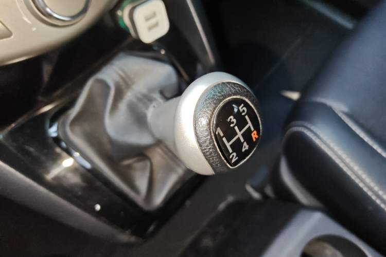 Used BYD S6 2014 2.0L Manual Luxury 5-Seater Gear Lever