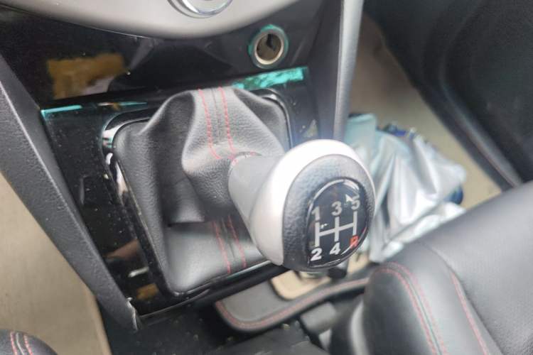 Used BYD S6 2014 2.0L Manual Luxury 5-Seater Gear Lever