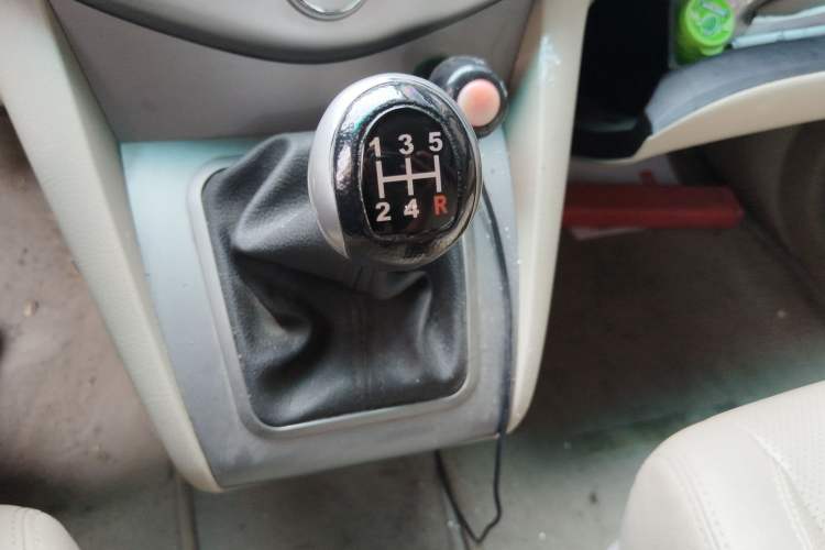 Used BYD S6 2014 2.0L Manual Luxury 5-Seater Gear Lever