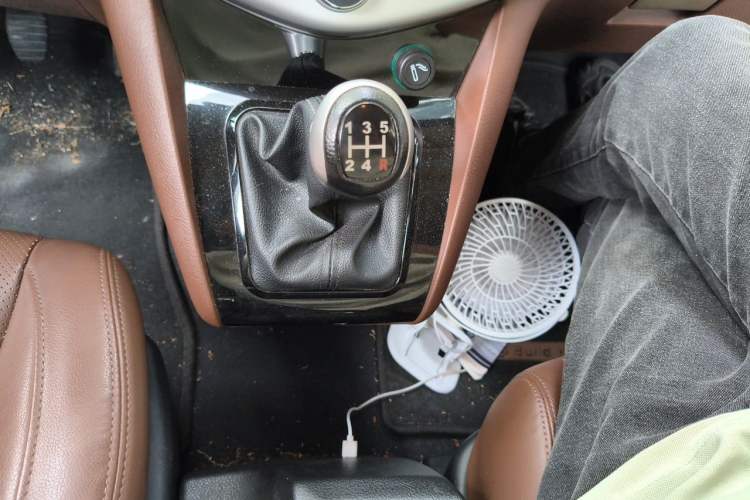Used BYD S6 2014 2.0L Manual Luxury 5-Seater Gear Lever