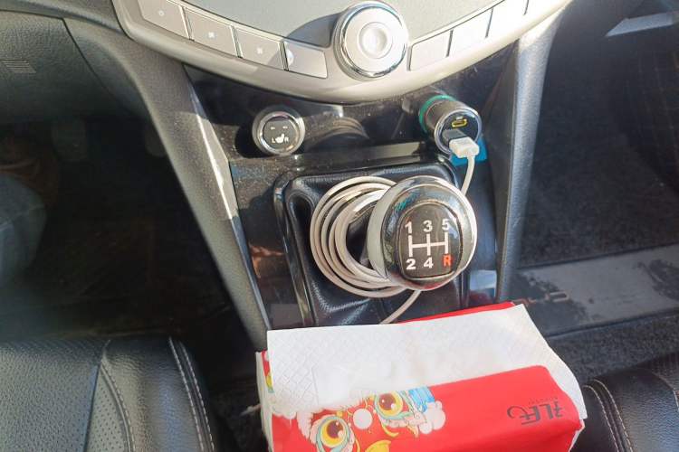 Used BYD S6 2014 2.0L Manual Luxury 5-Seater Gear Lever
