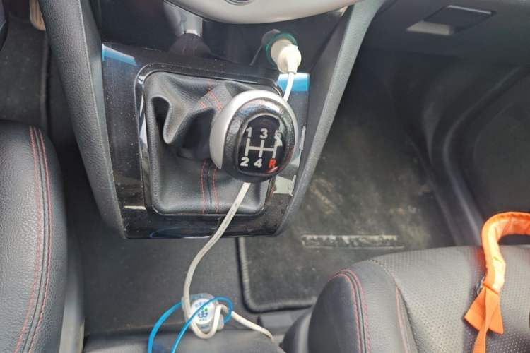 Used BYD S6 2014 2.0L Manual Luxury 5-Seater Gear Lever