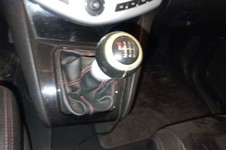 Used BYD S6 2014 1.5TI Manual Luxury 5-Seater Gear Lever