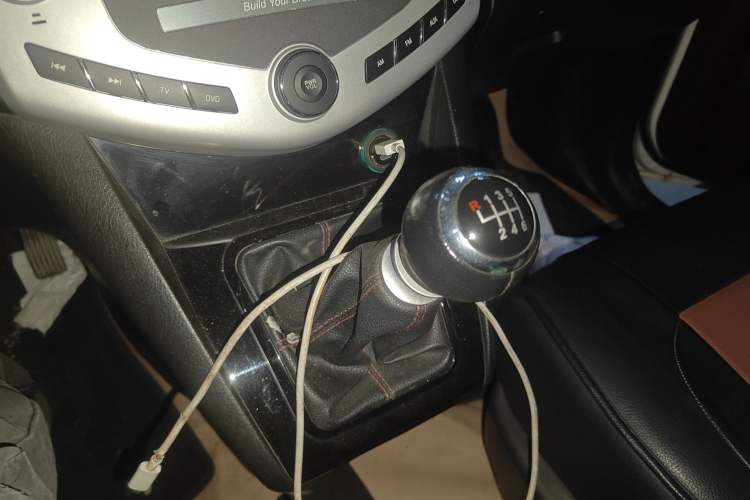 Used BYD S6 2014 1.5TI Manual Luxury 5-Seater Gear Lever