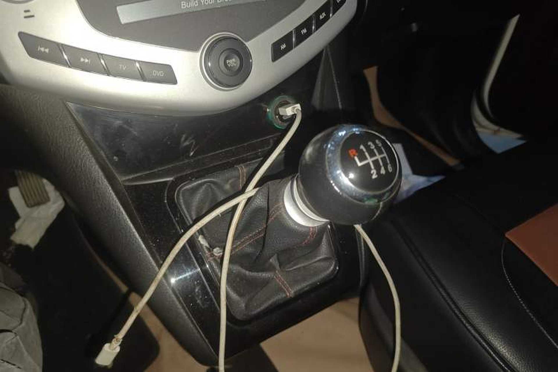 Used BYD S6 2014 1.5TI Manual Luxury 5-Seater Gear Lever