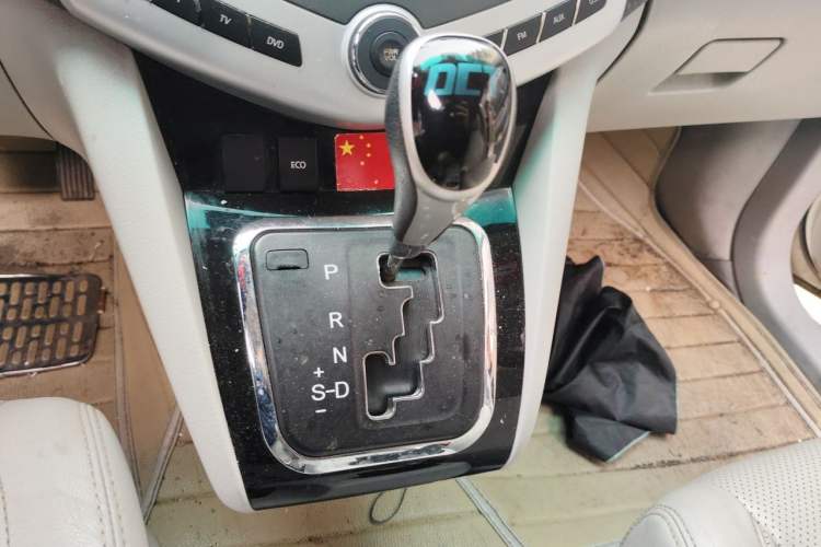 Used BYD S6 2014 2.4L Automatic Prestige 5-Seater Gear Lever