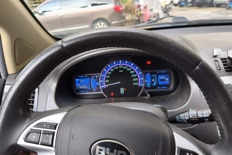 Used BYD S6 2014 2.0L Manual Luxury 5-Seater Instrument Cluster