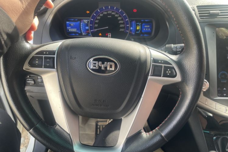 Used BYD S6 2014 2.0L Manual Luxury 5-Seater Interior 1