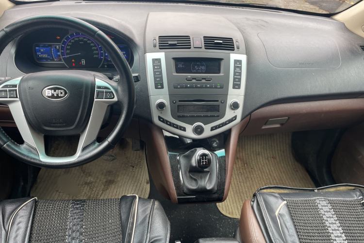 Used BYD S6 2014 2.0L Manual Luxury 5-Seater Interior 1