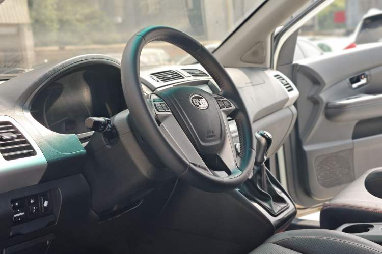 Used BYD S6 2014 2.0L Manual Luxury 5-Seater Interior 1