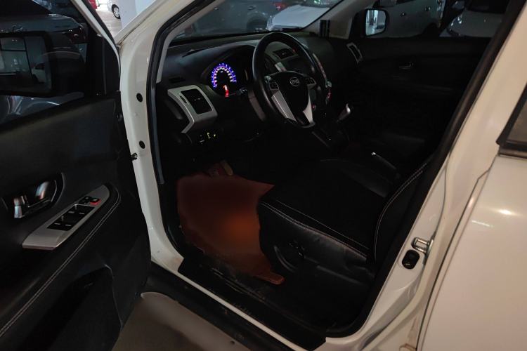 Used BYD S6 2014 2.0L Manual Luxury 5-Seater Interior 2