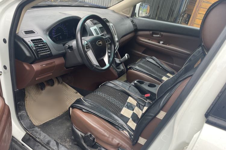 Used BYD S6 2014 2.0L Manual Luxury 5-Seater Interior 2