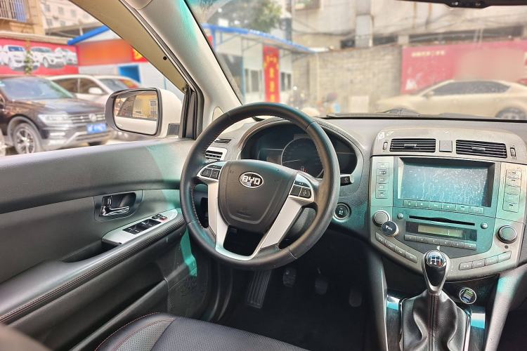Used BYD S6 2014 2.0L Manual Luxury 5-Seater Interior 2