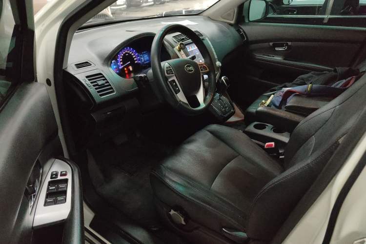 Used BYD S6 2014 2.4L Automatic Prestige 5-Seater Interior 2