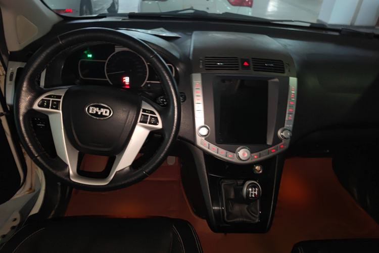 Used BYD S6 2014 2.0L Manual Luxury 5-Seater Interior 3
