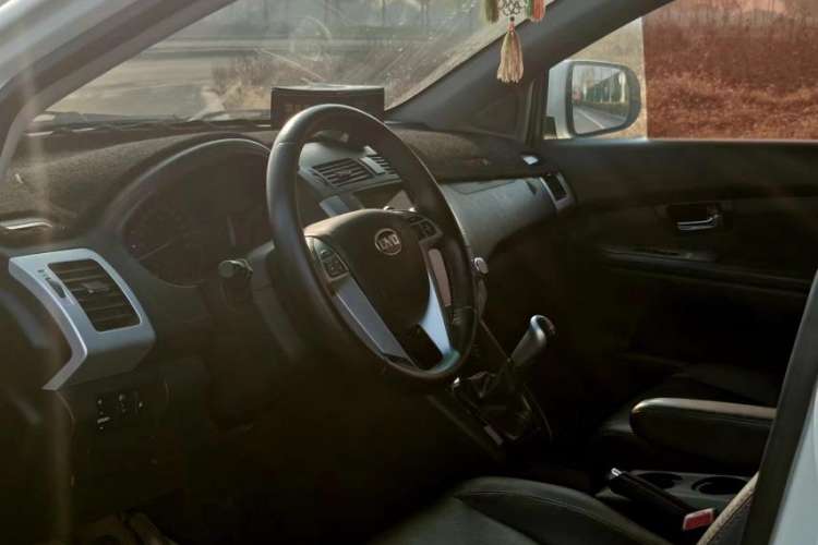 Used BYD S6 2014 2.0L Manual Luxury 5-Seater Interior 3