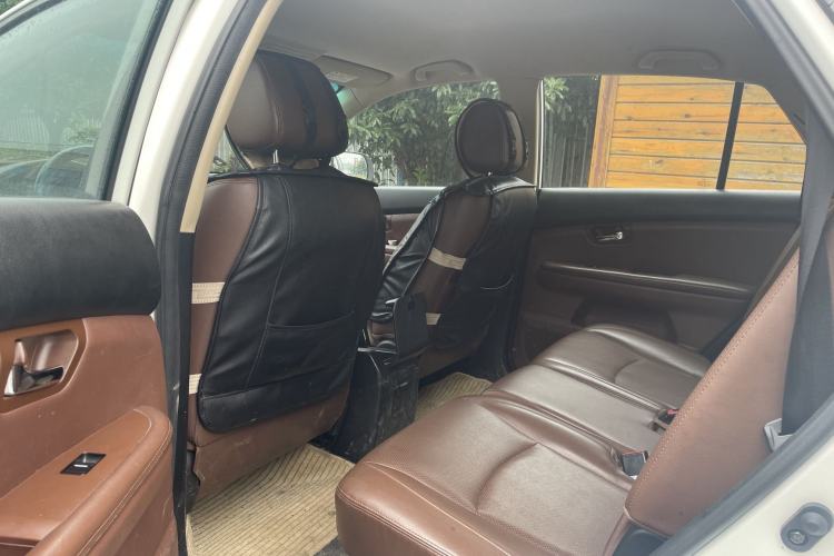 Used BYD S6 2014 2.0L Manual Luxury 5-Seater Interior 3