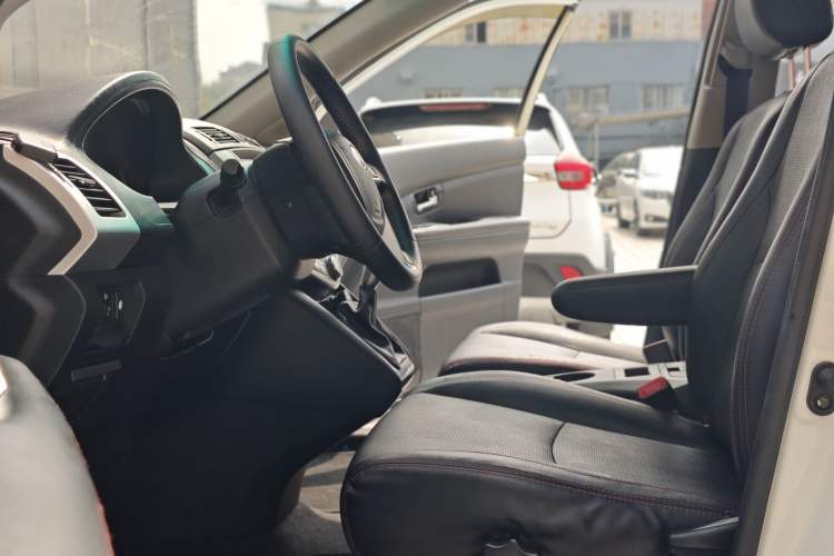 Used BYD S6 2014 2.0L Manual Luxury 5-Seater Interior 3