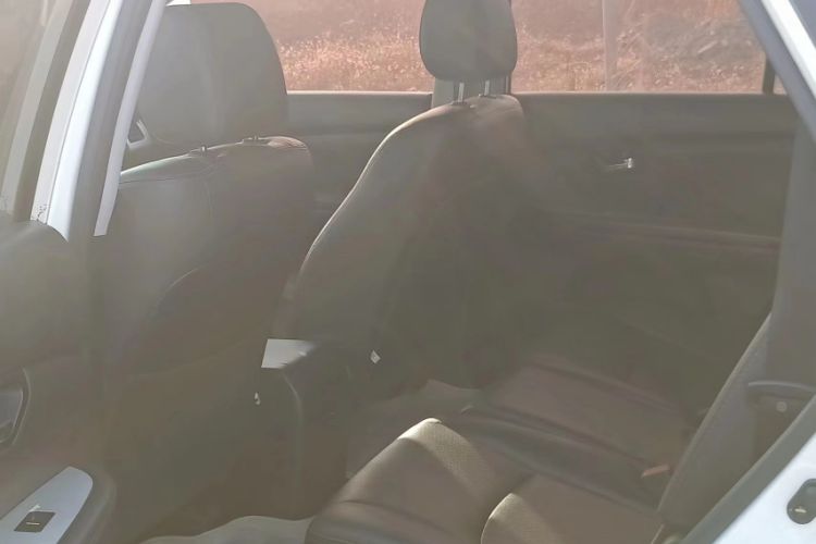 Used BYD S6 2014 2.0L Manual Luxury 5-Seater Interior 4