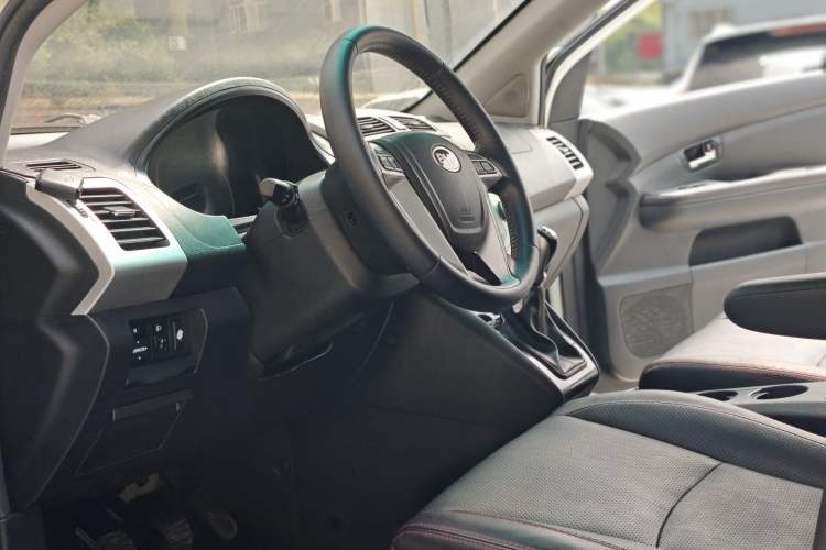 Used BYD S6 2014 2.0L Manual Luxury 5-Seater Interior 4