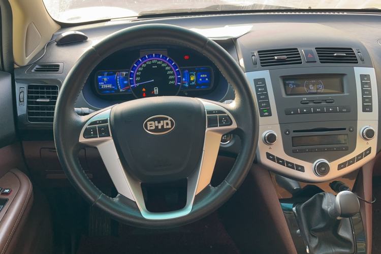 Used BYD S6 2014 2.0L Manual Luxury 5-Seater Interior 4