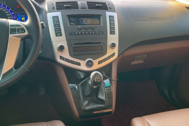 Used BYD S6 2014 2.0L Manual Luxury 5-Seater Interior 5