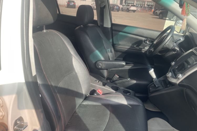 Used BYD S6 2014 2.0L Manual Luxury 5-Seater Interior 6