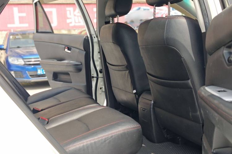 Used BYD S6 2014 2.0L Manual Luxury 5-Seater Interior 9