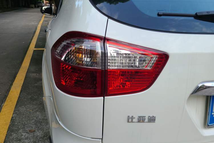 Used BYD S6 2014 2.0L Manual Luxury 5-Seater Left Rear Taillight