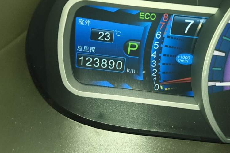 Used BYD S6 2014 2.4L Automatic Prestige 5-Seater Odometer Close Up