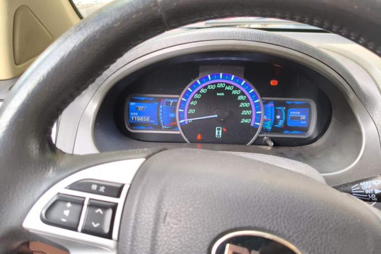 Used BYD S6 2014 2.0L Manual Luxury 5-Seater Odometer Close Up