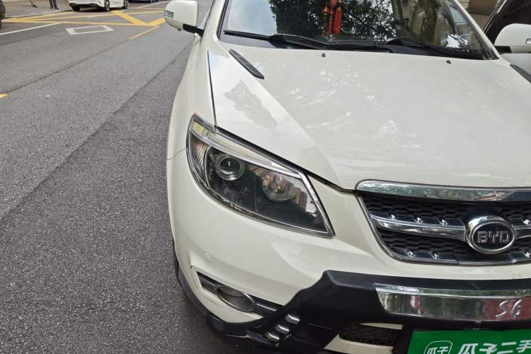 Used BYD S6 2014 2.0L Manual Luxury 5-Seater Right Front Headlight