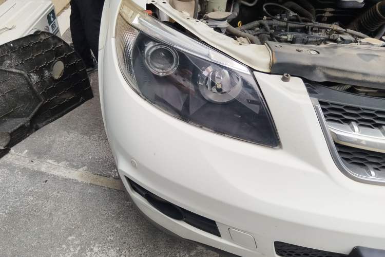 Used BYD S6 2014 2.0L Manual Luxury 5-Seater Right Front Headlight