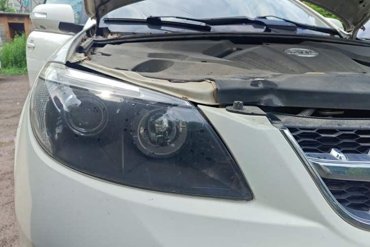 Used BYD S6 2014 2.0L Manual Luxury 5-Seater Right Front Headlight