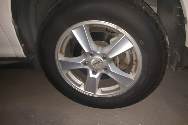 Used BYD S6 2014 2.4L Automatic Luxury Version 5 Seats Right Front Wheel Hub