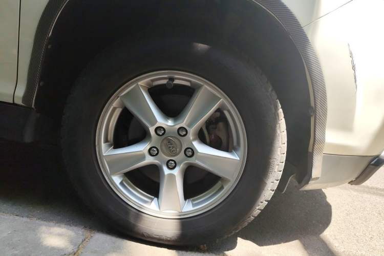 Used BYD S6 2014 2.4L Automatic Prestige 5-Seater Right Front Wheel Hub