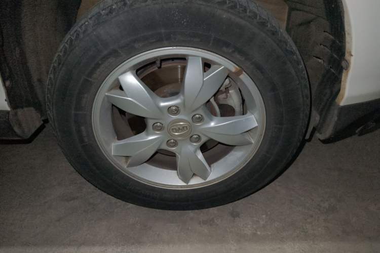 Used BYD S6 2014 2.0L Manual Luxury 5-Seater Right Front Wheel Hub