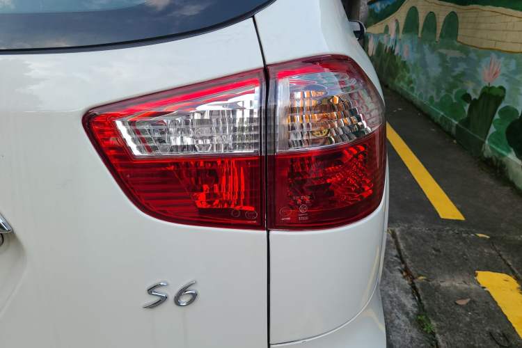 Used BYD S6 2014 2.0L Manual Luxury 5-Seater Right Rear Taillight