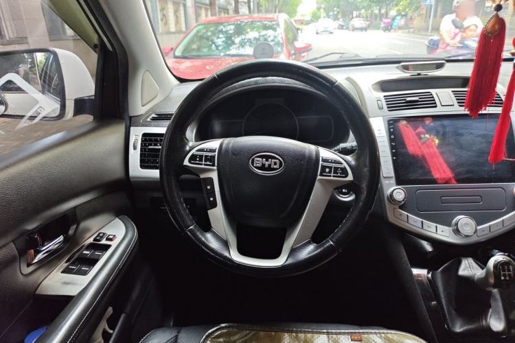 Used BYD S6 2014 2.0L Manual Luxury 5-Seater Steering Wheel