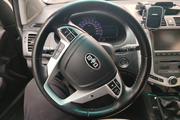 Used BYD S6 2014 2.0L Manual Luxury 5-Seater Steering Wheel