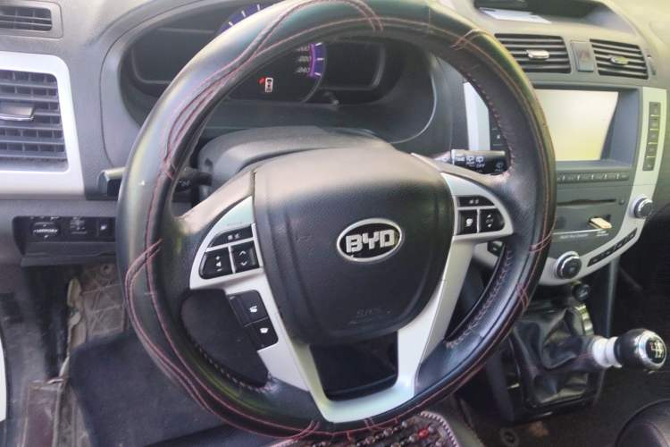 Used BYD S6 2014 1.5TI Manual Luxury 5-Seater Steering Wheel