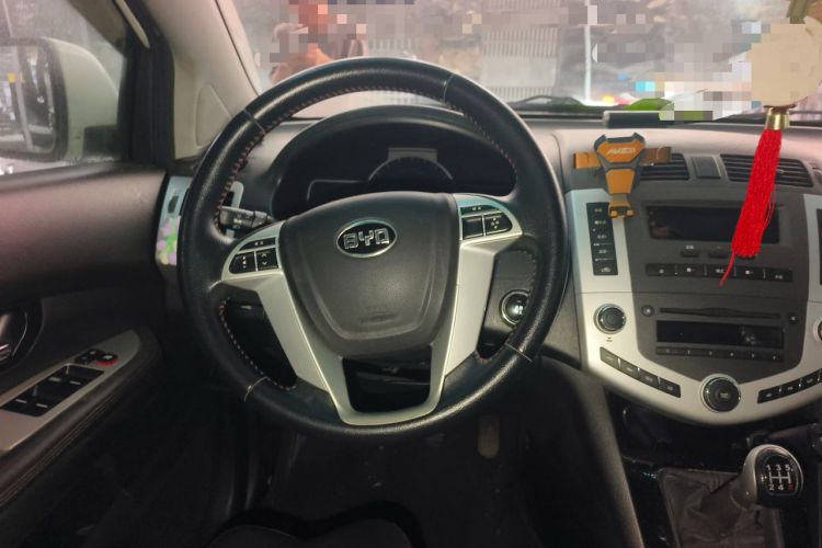 Used BYD S6 2014 2.0L Manual Luxury 5-Seater Steering Wheel