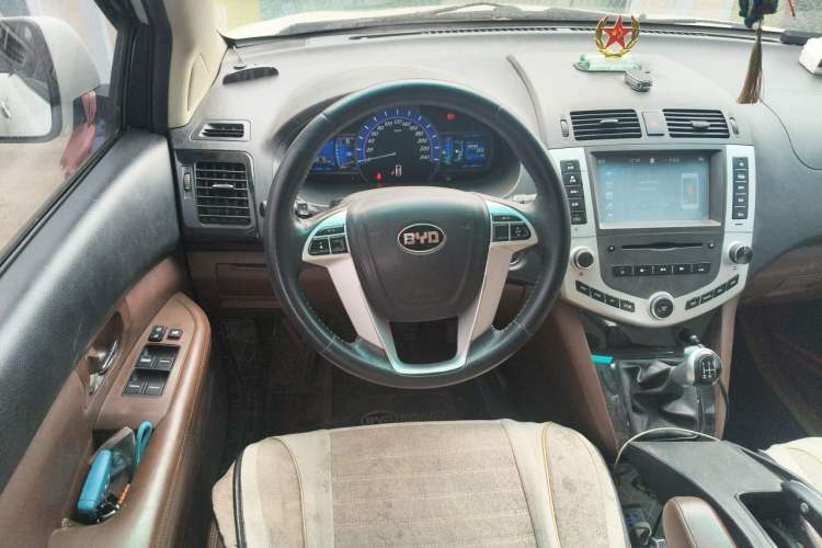 Used BYD S6 2014 2.0L Manual Luxury 5-Seater Steering Wheel