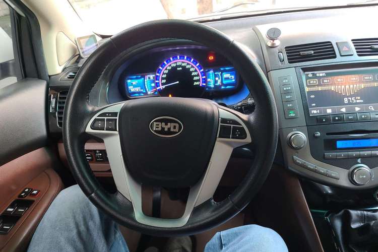 Used BYD S6 2014 2.0L Manual Luxury 5-Seater Steering Wheel