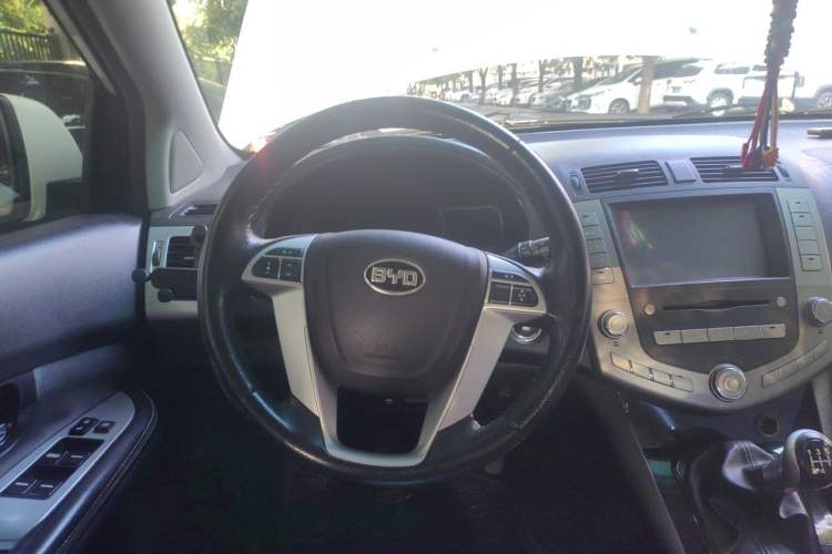Used BYD S6 2014 2.0L Manual Luxury 5-Seater Steering Wheel