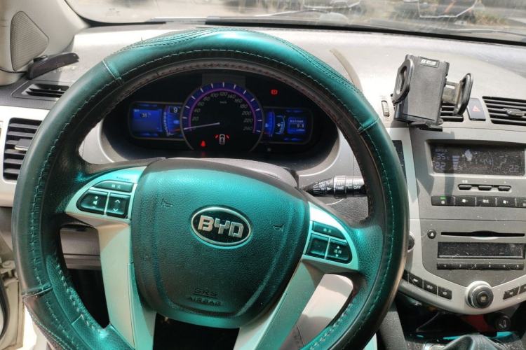 Used BYD S6 2014 2.0L Manual Luxury 5-Seater Steering Wheel
