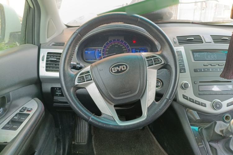 Used BYD S6 2014 2.0L Manual Luxury 5-Seater Steering Wheel