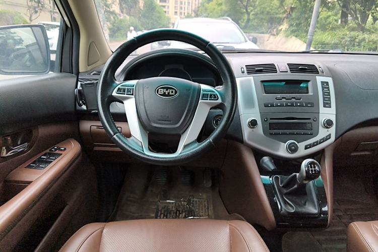 Used BYD S6 2014 2.0L Manual Luxury 5-Seater Steering Wheel